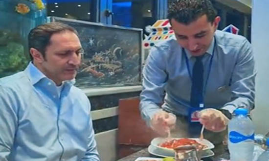 علاء مبارك يظهر ويفاجئ المصريون