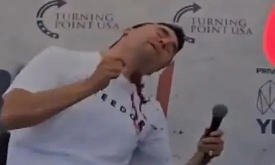 Charlie Kirk touche a la gorge