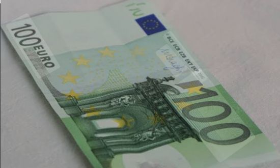 cent euro sur la table