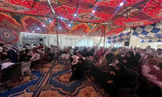 سكان قفط يطالبون بتوفير مكان آمن ولائق لإقامة الصلوات