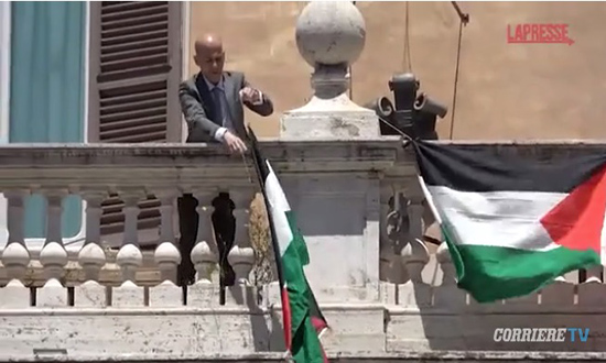 علم فلسطين يرفرف خارج شرفة البرلمان الإيطالي