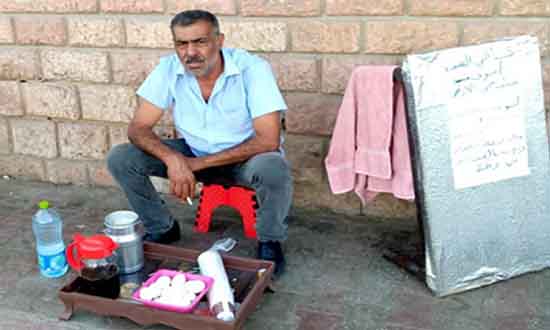 حكاية الديواني الذي أصبح يقتات على قارعة الطريق من تجارة البيض و الشاي و السجائر