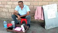 حكاية الديواني الذي أصبح يقتات على قارعة الطريق من تجارة البيض و الشاي و السجائر